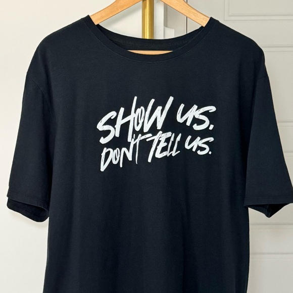 NIKE Men's Short Sleeve Black Border League "Show Us Don't Tell Us" Tee Size XXL - Picture 2 of 10